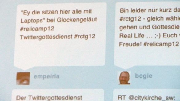 Die Twitterwall beim Twittergottesdienst zum Relicamp 2012 in Frankfurt (Foto: Hanno Terbuyken/evangelisch.de)