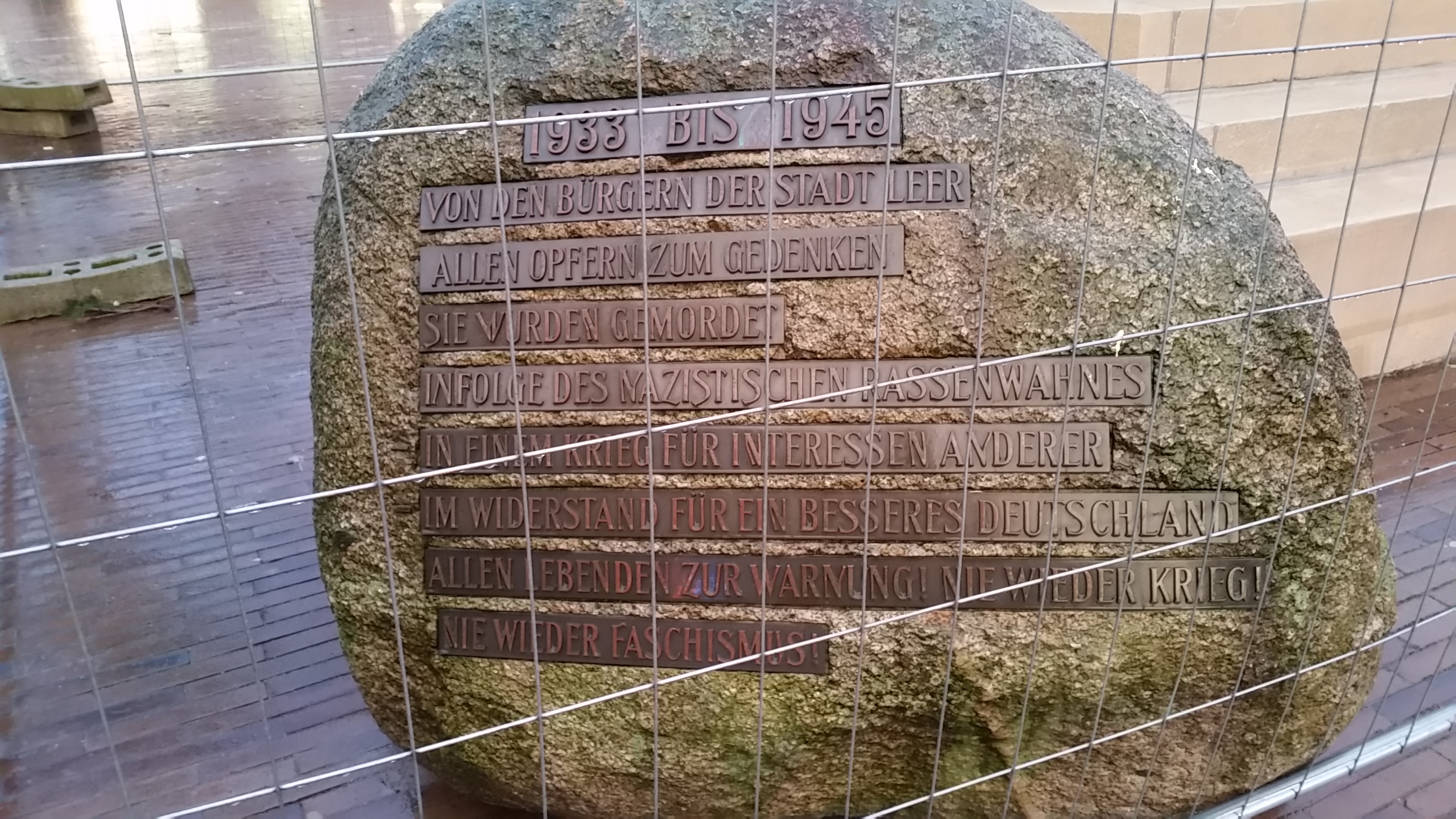 Findling zur Erinnerung an die Opfer von Krieg und NS-Gewaltherrschaft in Leer (hinter Baustellenzaun)