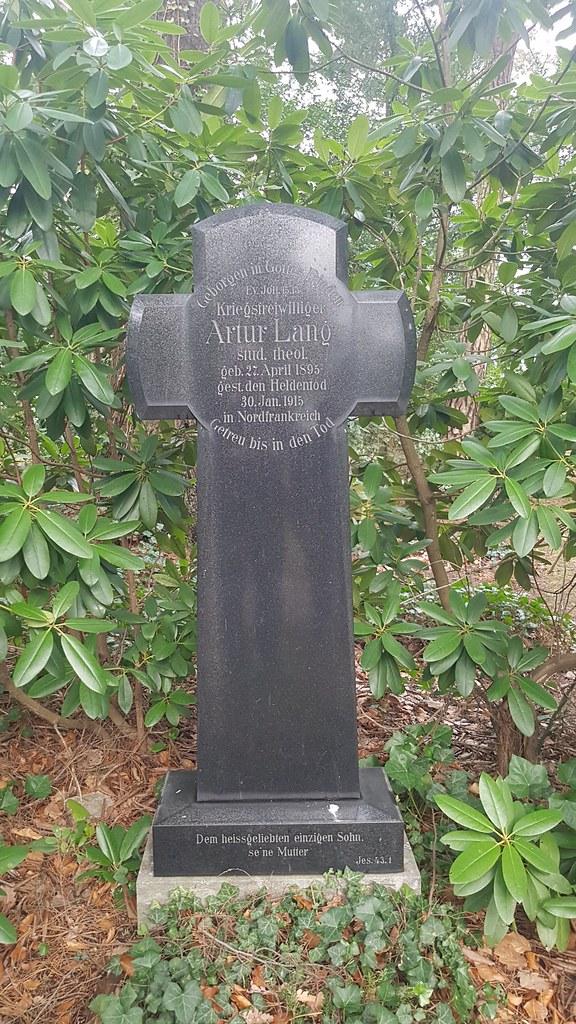 Grab eines Soldaten aus dem Ersten Weltkrieg auf dem Ehrenfriedhof Am Großen Berg in Mülheim an der Ruhr