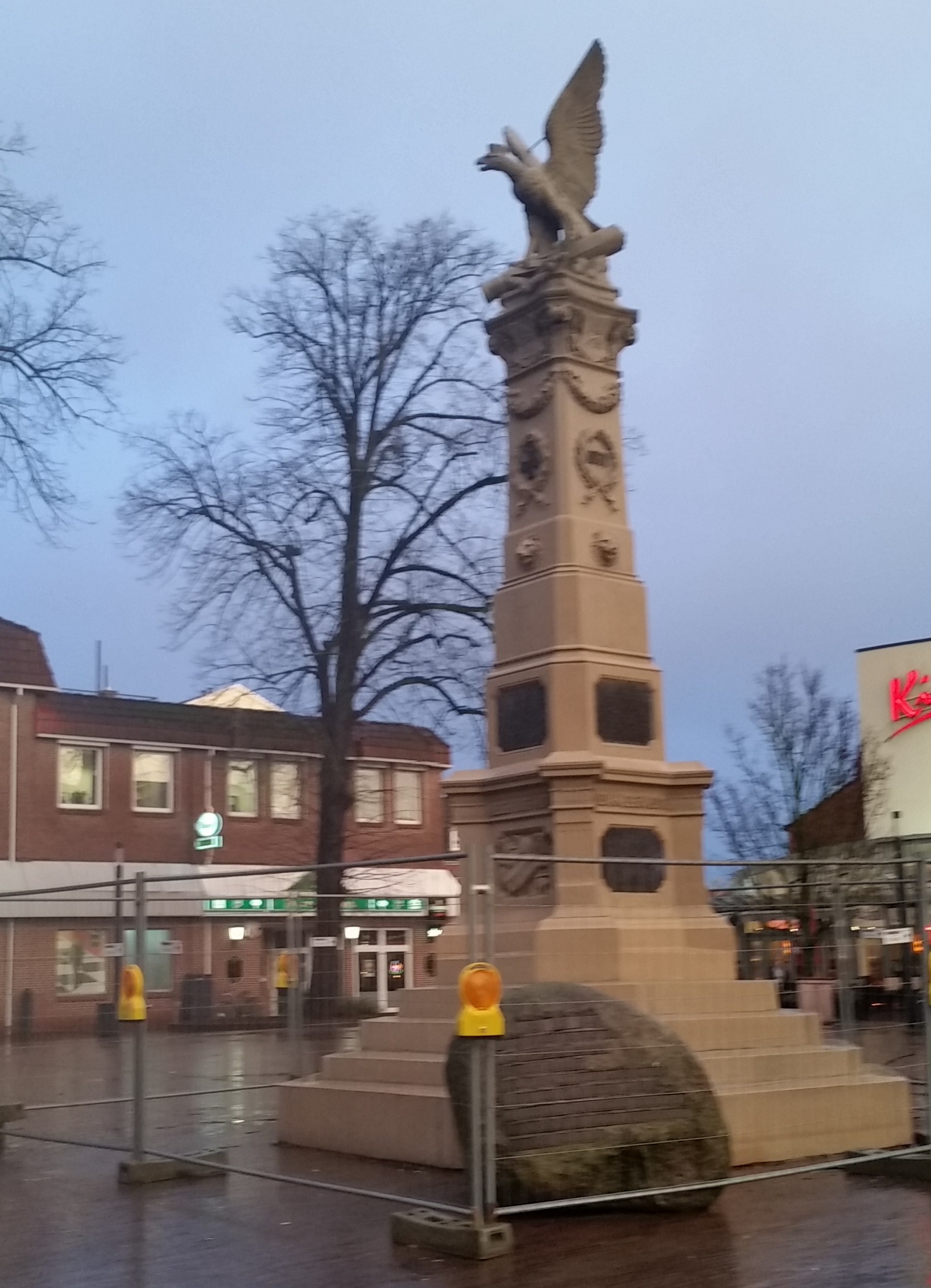 Kriegerdenkmal mit Findling in Leer (Baustelle)