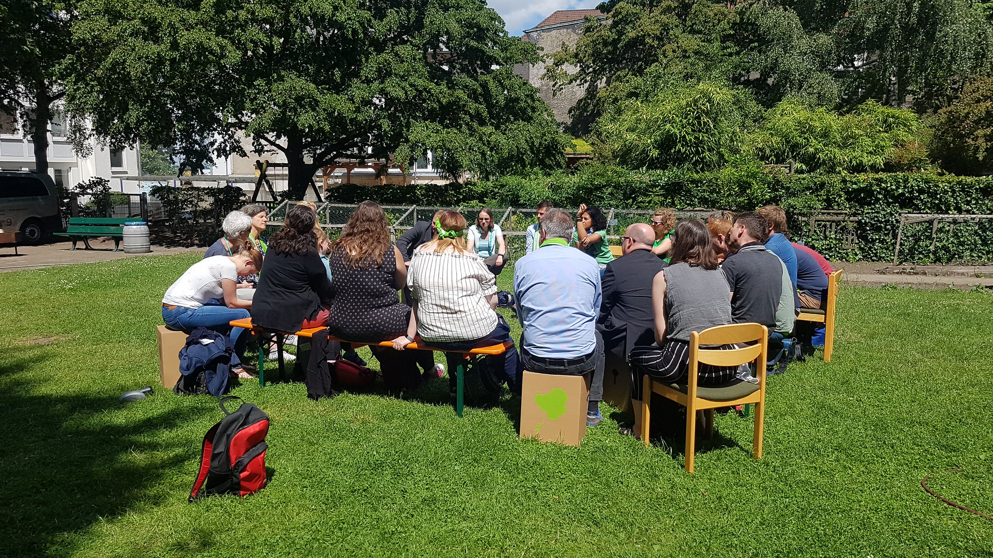 Menschen im Gespräch beim Deutschen Evangelischen Kirchentag 2019 in Dortmund. Persönliche Begegnung, Austausch und gemeinsames Nachdenken bleiben auch in einer zunehmend von künstlicher Intelligenz geprägten Welt unverzichtbar.